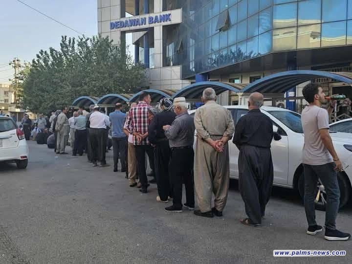 أعداد كبيرة من المتقاعدين في أربيل والسليمانية تتكدس أمام المنافذ بانتظار استلام رواتبهم.